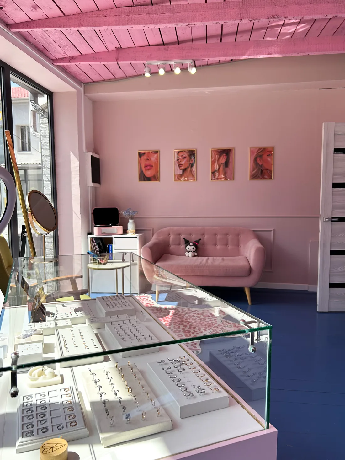 Витрина с украшениями и розовый диван в студии Rose Gold.