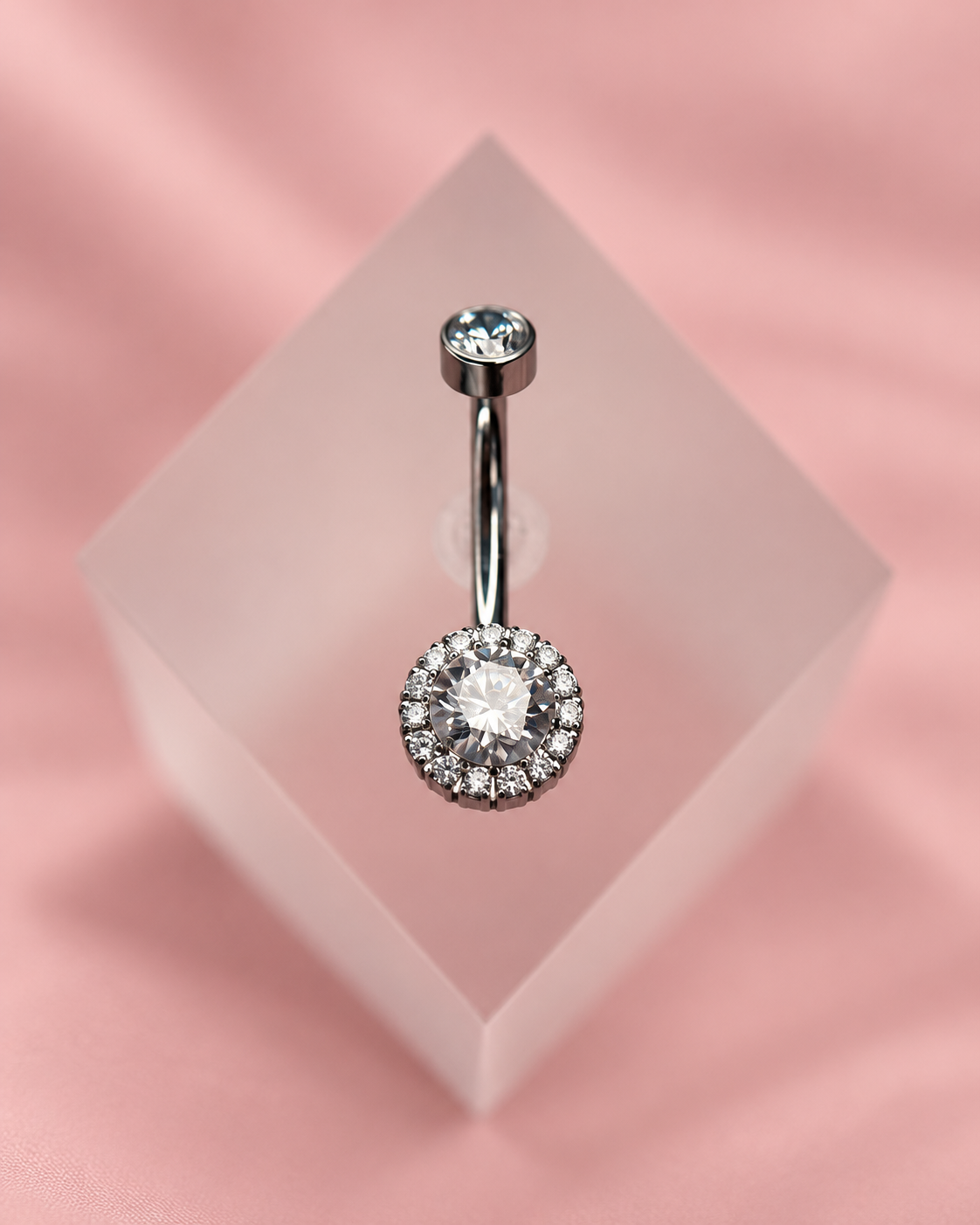 Украшение из коллекции Rose Gold на розовом фоне — фотография студии.