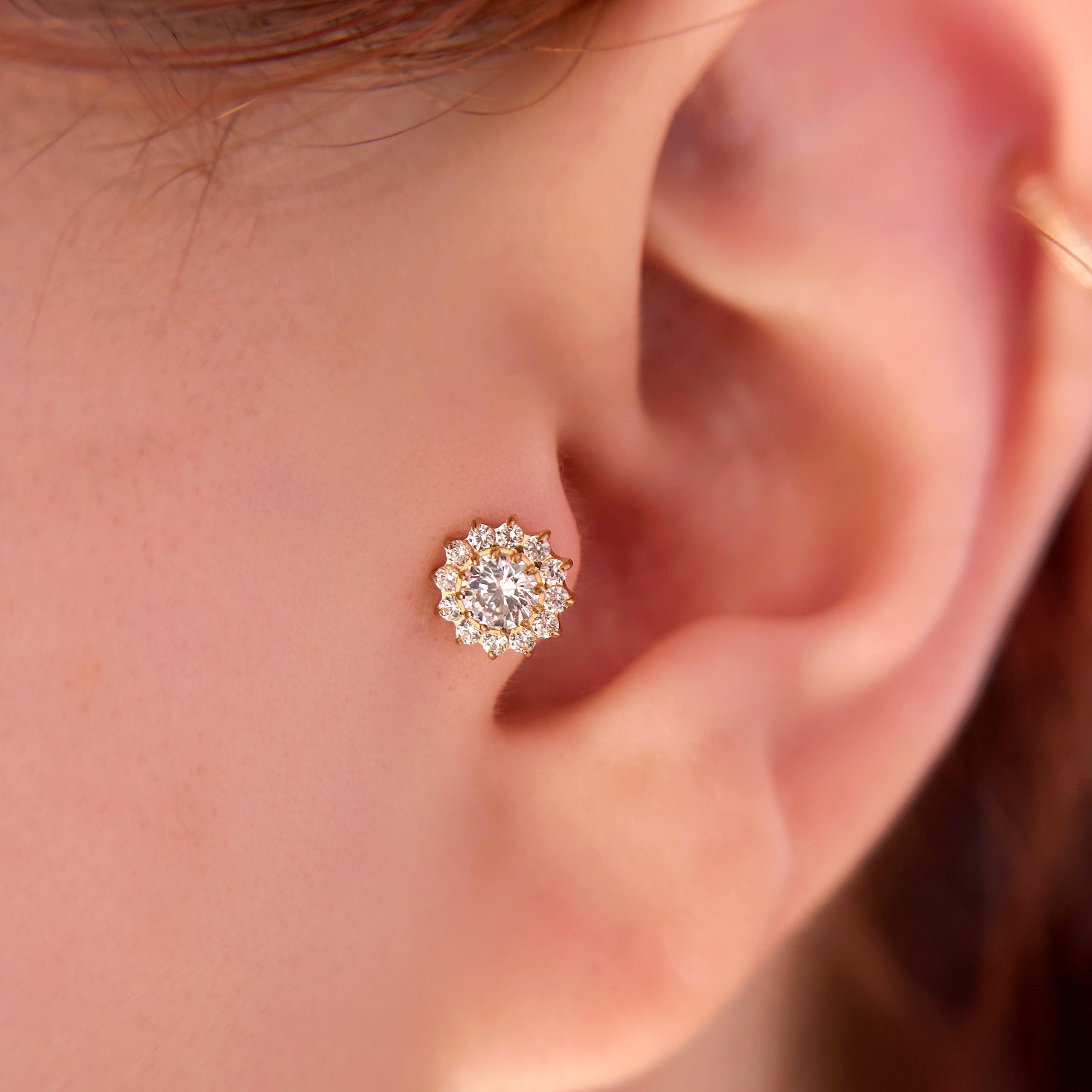 Украшение в проколе трагус Sunflower Crystal PVD